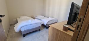 Appartements SUPERBE APPARTEMENT porte de la Cite Medievale entierement renove tres bien equipe 6 pers balcon clim parking prive devant : photos des chambres
