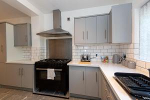 Large House for Groups with Huge Driveway - FREE PARKING