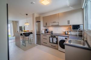 Moderne Designer-Maisonette 2 Schlafzimmer eigene Terrasse mit Grilltisch und Fitnessbereich