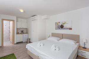 Guest House Eight Roses