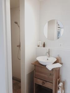 Unique Tiny House close to Ams Airport with Hottub