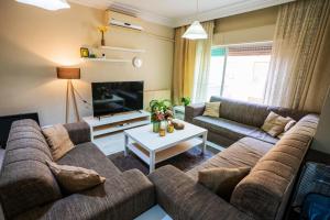 3 Bedrooms Cozy Apartment Prime Location Walk Anywhere شقة مفروشة واسعة شارع الجاردنز
