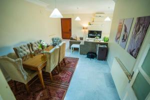 3 Bedrooms Cozy Apartment Prime Location Walk Anywhere شقة مفروشة واسعة شارع الجاردنز