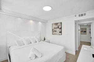 Modern Ocean Escape Stylish 2BR Condo with Resort Amenities Pools Sauna and Gym 1417