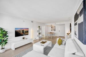 Modern Ocean Escape Stylish 2BR Condo with Resort Amenities Pools Sauna and Gym 1417