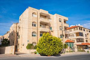 3 Bedrooms Cozy Apartment Prime Location Walk Anywhere شقة مفروشة واسعة شارع الجاردنز