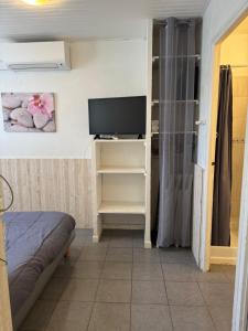 Hyères studio les pieds dans l eau Au Grand Sud