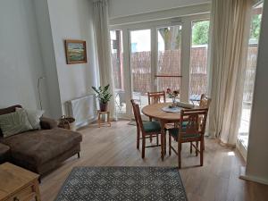 City Nest - Große gemütliche Ferienwohnung mit Terrasse, zentral gelegen, für Paare, Familien und Hunde!