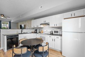 2BR Condo Near Ark for 6 Guests - Free Parking