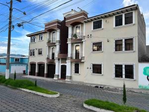 AMPLIO APARTAMENTO, en Cerezos 1 Quetzaltenango