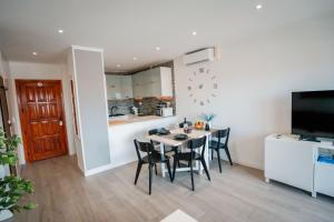 Sunny Vibes Apartment with Sea View