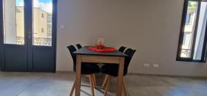 SUPERBE APPARTEMENT porte de la Cité Médiévale à SOMMIERES entièrement rénové très bien équipé 6 pers balcon clim parking privé devant