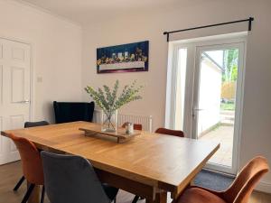 New Spacious 4 Bedrooms 5 Beds House Sleeps 8!