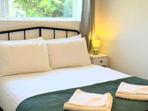 New Spacious 4 Bedrooms 5 Beds House Sleeps 8!