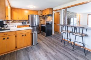 1 Block To Lambeau 3 BR Sleeps 6 Pet-Friendly