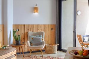 CASA DEL MAR beachfront apartments with pool & ocean views