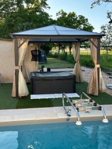 Villas Jolie Villa independante climatisee 3 chambres tout confort 6 couchages, piscine chauffee 4 X 8 disponible selon meteo de Mai a fin Septembre, Jacuzzi 4 places, boulodrome eclaire, ping-pong, wifi, proche commerces Animaux domestiques sur demande : photos des chambres