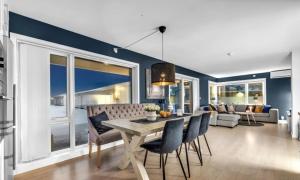 Large apartment with 4 bedrooms, free Parking, 400m from trainstaion