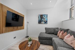 Stylish Haven - 2 min from Station - Free Parking - Courtyard