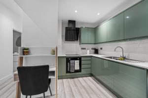 Stylish Haven - 2 min from Station - Free Parking - Courtyard