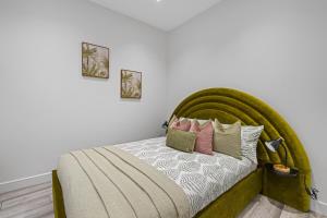 Stylish Haven - 2 min from Station - Free Parking - Courtyard