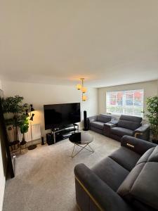 Luxe Rooms in High-End Duplex Near Trentham Garden