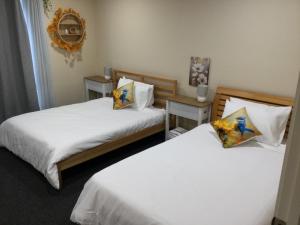 5 bd 2 bath stylish retreat close to beach and wineries in Christie Downs