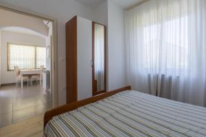 Apartments with parking space Novigrad - 7135