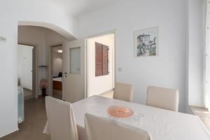 Apartments with parking space Novigrad - 7135