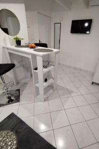 Apartments with WiFi Rijeka - 24397