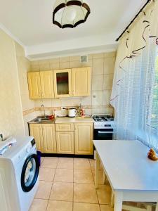 2-К институт сердця возле Метро Чернігівська