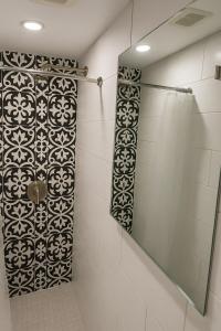 Stylish Furnished Modern Studio, Bright and Spacious 20 Minutes from Downtown