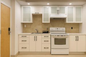Stylish Furnished Modern Studio, Bright and Spacious 20 Minutes from Downtown