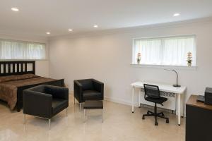 Stylish Furnished Modern Studio, Bright and Spacious 20 Minutes from Downtown