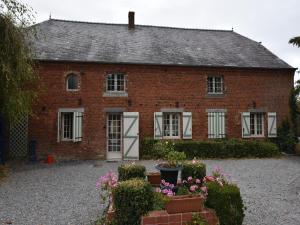 Cottage in Englancourt with Fenced Garden