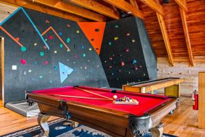 Magestica - Luxury Lodge -Wedding Retreats and Getaways - Premiere Smoky Mountain Views Gatlinburg-Pigeon Forge- Outdoor Pool - Arcade Room - Luxury Lodge Compound