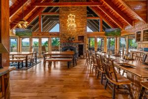 Magestica - Luxury Lodge -Wedding Retreats and Getaways - Premiere Smoky Mountain Views Gatlinburg-Pigeon Forge- Outdoor Pool - Arcade Room - Luxury Lodge Compound