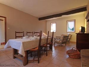 Maisons de vacances Charmante maison avec jardin, aux portes du Perche, ideale pour familles et activites de plein air - FR-1-497-124 : photos des chambres