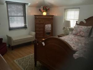 3 bedroom colonial house