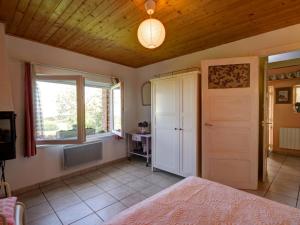 Gîte Bellevue à Marols pour 6 personnes avec charmante cour fermée - FR-1-496-2