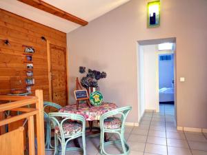 Maisons de vacances Gite de charme a Marols avec jardin, cheminee, wifi et equipements pour toute la famille - FR-1-496-2 : photos des chambres