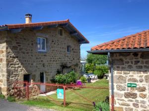 Maisons de vacances Gite de charme a Marols avec jardin, cheminee, wifi et equipements pour toute la famille - FR-1-496-2 : Maison de Vacances (6 Adultes)