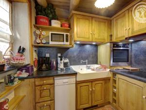 Maisons de vacances Maison en pierres, restauree, 2 chambres, village pittoresque, proche nature, charges incluses, animaux OK - FR-1-496-43 : photos des chambres
