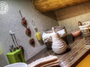 Maisons de vacances Maison en pierres, restauree, 2 chambres, village pittoresque, proche nature, charges incluses, animaux OK - FR-1-496-43 : photos des chambres