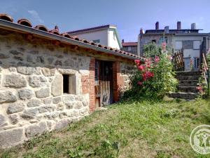 Maisons de vacances Maison en pierres, restauree, 2 chambres, village pittoresque, proche nature, charges incluses, animaux OK - FR-1-496-43 : photos des chambres