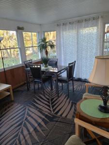 3 bedroom colonial house