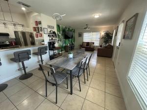 Tropical 3bed 2bath Lakeland Home on corner lot