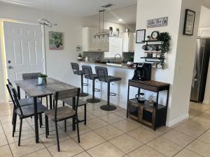 Tropical 3bed 2bath Lakeland Home on corner lot