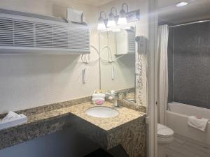 King Room - Disability Access - Non-Smoking room in Rodeway Inn Oceanside Marina