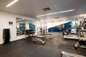 Skyline Escape I Chic City Stay & Free Parking